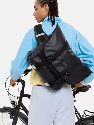 EASTPAK | Umhängetasche Messer Bike 15L | schwarz