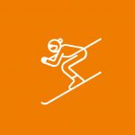 Strichzeichnung eines Skifahrers in Bewegung, der sich mit Stöcken nach vorne lehnt, dargestellt in Weiß auf orangefarbenem Hintergrund.