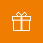 Symbol einer weißen Geschenkbox mit einer Schleife obenauf vor einem orangefarbenen Hintergrund.