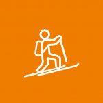Symbol einer Person, die mit Stöcken wandert und einen Rucksack trägt. Die Figur ist in Weiß auf orangefarbenem Hintergrund dargestellt.