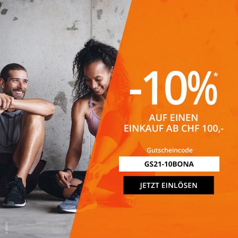 Zwei Personen in Sportkleidung sitzen lächelnd an einer Betonwand. Ein orangefarbener Abschnitt rechts zeigt ein 10%-Rabattangebot auf Einkäufe über CHF 100 mit dem Code GS21-10BONA. Ein schwarzer Button darunter fordert zum Handeln auf.