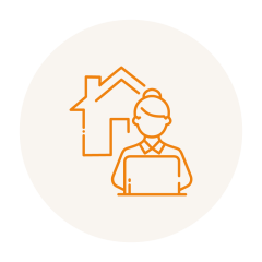 Symbol einer Person, die an einem Laptop arbeitet, mit einem Haus im Hintergrund. Das Bild ist orange umrandet auf einem hellbeigen kreisförmigen Hintergrund.