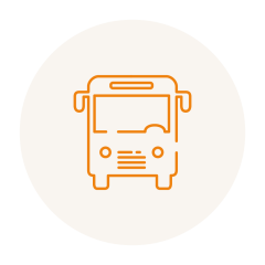 Symbol eines Busses mit orangefarbener Umrandung auf hellbeigem, kreisförmigem Hintergrund. Das Design ist einfach, mit zwei Kreisen als Scheinwerfern und einer geschwungenen Linie als vorderer Stoßfänger. Minimalistischer Stil.