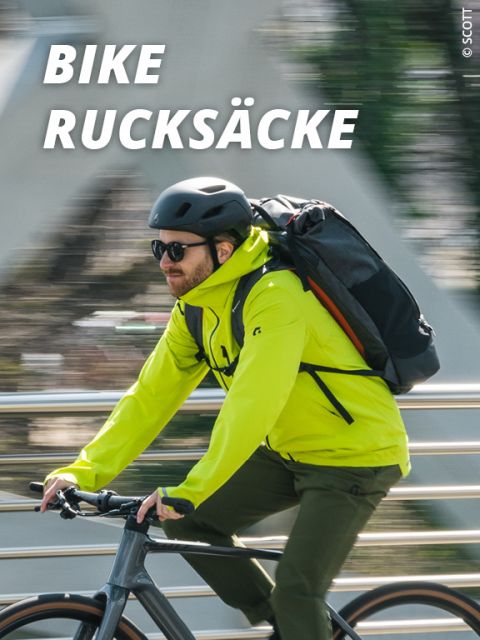 Ein Radfahrer in leuchtend gelber Jacke, schwarzem Helm und Sonnenbrille fährt Fahrrad und trägt einen großen schwarz-orangen Rucksack. Im Hintergrund sind unscharfe Geländer zu sehen. Der Text lautet „Bike Rucksäcke“.