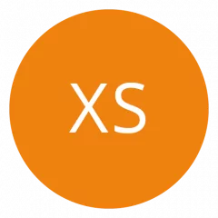Orangefarbener Kreis mit weißen Buchstaben „XS“ in der Mitte.