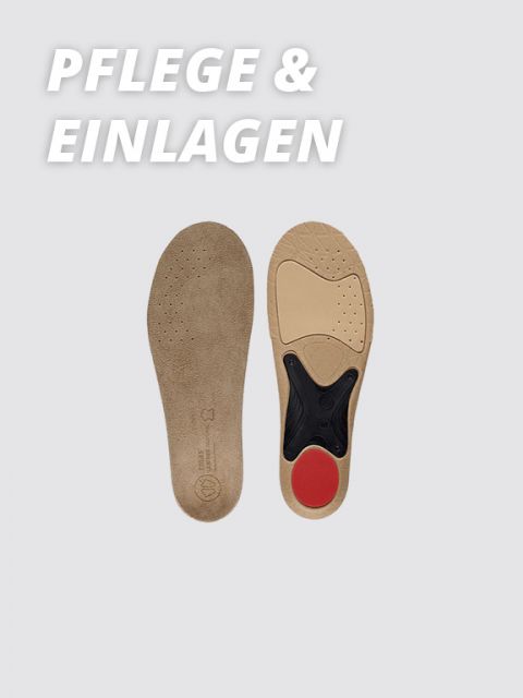 Zwei Schuheinlagen werden gezeigt. Die linke ist schlicht beige, die rechte hat ein strukturiertes Design mit schwarzen und roten Akzenten. Darüber steht der Schriftzug „Pflege & Einlagen“ auf hellgrauem Hintergrund.