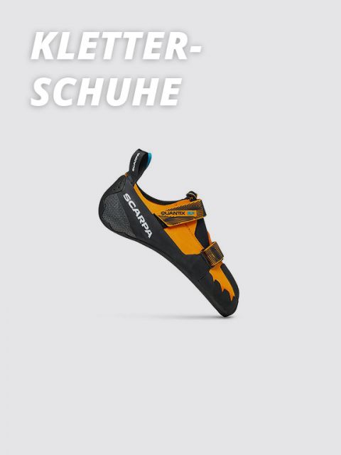 Ein einzelner Kletterschuh mit schwarz-orangefarbenem Design steht zentriert auf grauem Untergrund. Oben links steht in fetten weißen Buchstaben „Kletterschuhe“. An der Seite des Schuhs ist in weißer Schrift der Markenname „Scarpa“ zu sehen.