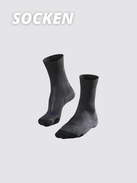 Ein Paar graue Socken auf hellgrauem Hintergrund. Das Wort „SOCKEN“ steht in fetten weißen Buchstaben in der oberen linken Ecke.
