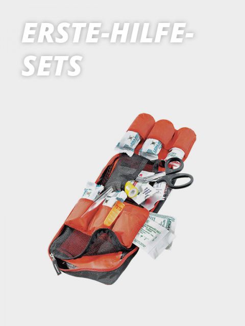 Offener Erste-Hilfe-Kasten mit Verbandsmaterial, Schere und medizinischem Material in einer rot-schwarzen Tasche. Oben steht in fettem weißen Text „ERSTE-HILFE-SETS“.