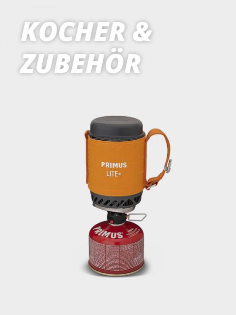 Tragbarer Gaskocher mit orangefarbener Hülle und der Aufschrift „Primus Lite+“ auf einer roten Brennstoffkartusche. Oben auf hellgrauem Hintergrund steht der Text „KOCHER & ZUBEHÖR“.