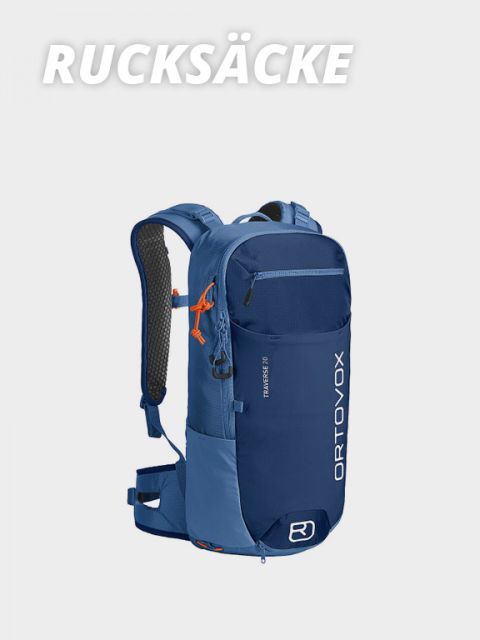Blauer Ortovox-Rucksack mit dem Schriftzug „Rucksäcke“ darüber. Mit mehreren Reißverschlüssen, verstellbaren Riemen und orangefarbenen Details an Reißverschlussschieber und Clips. Der Markenname ist vertikal in Weiß aufgedruckt.