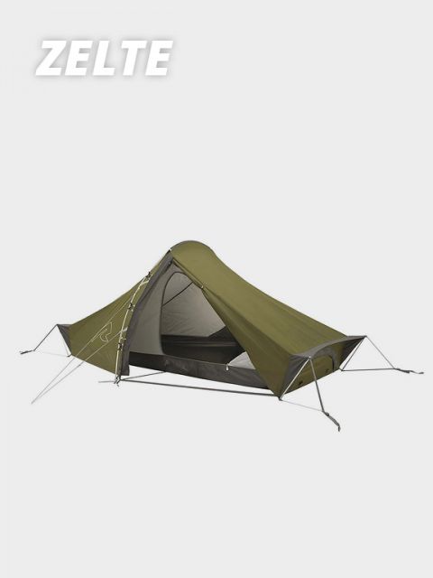 Ein grünes, flaches Campingzelt mit Kuppelform und ausgefahrenem Regendach steht vor einem schlichten Hintergrund. In der oberen linken Ecke ist das Wort „ZELTE“ zu sehen. Zur Unterstützung sind Zeltstangen und Abspannleinen sichtbar.