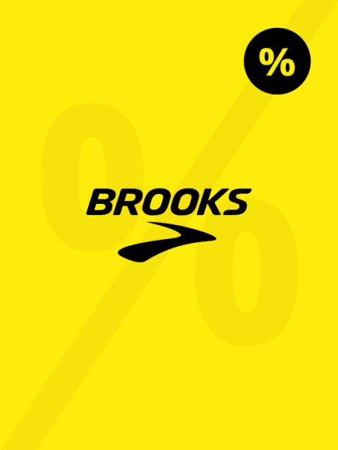 Gelber Hintergrund mit dem Brooks-Logo in Schwarz und einem stilisierten „B“-Symbol. In der oberen rechten Ecke befindet sich ein schwarzer Kreis mit einem gelben Prozentzeichen. Im Hintergrund sind große, verblasste Prozentzeichen zu sehen.
