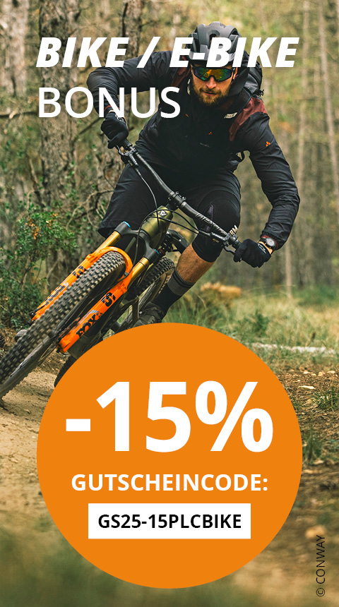 Eine Person fährt mit einem Mountainbike auf einem Waldweg. Die Texteinblendung lautet „Bike/E-Bike Bonus“ und „-15 %“ mit dem Code „GS25-15PLCBIKE“ für einen Rabatt.