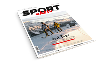 Titelbild der Zeitschrift „Sport Aktiv“ mit zwei Skifahrern auf einem verschneiten Berghang. Die Überschrift lautet „Auf Tour“, vor der Kulisse des blauen Himmels und der majestätischen Berge.
