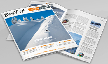 Ein aufgeschlagenes Magazin mit einem sichtbaren Titelblatt mit dem Titel „Best of Gigasport“. Das Cover zeigt eine verschneite Berglandschaft mit Skifahrern. Die Seiten zeigen Texte und Bilder zum Thema Wintersport.