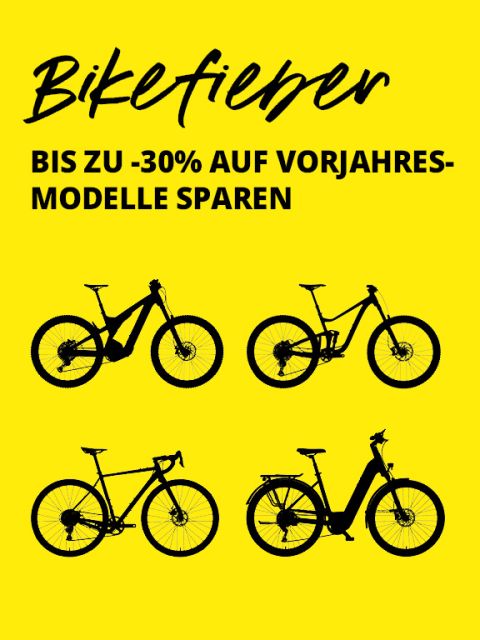 Gelbes Poster mit dem Text „Bikefieber“ und „Bis zu -30% auf Vorjahres-Modelle sparen“ in Schwarz. Zeigt Silhouetten von vier verschiedenen Fahrradmodellen, jedes mit unterschiedlichen Rahmen und Rädern.