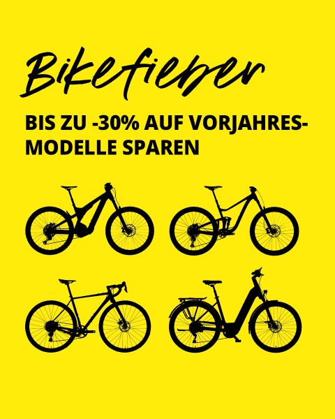 Gelbes Werbeplakat mit dem Text „Bikefieber“ und „Bis zu -30 % auf Vorjahres-Modelle sparen.“ Verfügt über Silhouetten von vier Fahrrädern, darunter Mountainbike-, Straßen- und Hybridfahrräder.