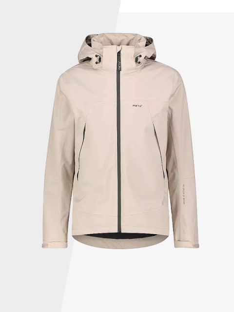 Beige Regenjacke mit Kapuze, Frontreißverschluss und dezentem schwarzen Markenlogo auf der Brust. Sie verfügt über Seitentaschen mit Reißverschluss und verstellbare Ärmelbündchen. Ideal für Outdoor-Aktivitäten und als Regenschutz.