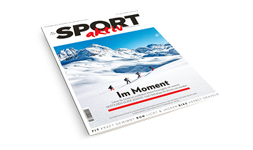 Titelbild des Magazins „Sport Aktiiv“ mit einer malerischen Schneelandschaft und Skifahrern auf der Piste. Der Himmel ist klar und blau, im Hintergrund sind Berge zu sehen. Die Schlagzeile lautet: „Im Moment.“.
