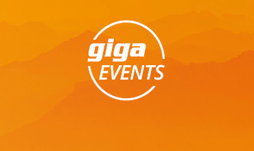 Orangefarbener Hintergrund mit schwachen Bergumrissen. Der Text „giga EVENTS“ ist in Weiß zentriert und von einem dünnen, weißen kreisförmigen Rand umgeben.