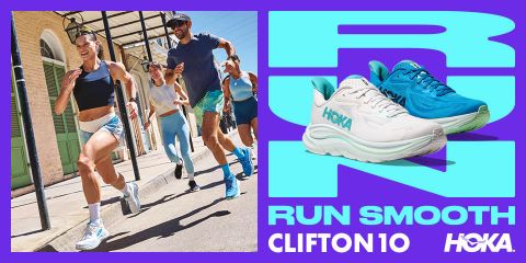Eine Gruppe lächelnder Läufer in Sportkleidung läuft eine sonnige Straße entlang. Neben ihnen stehen zwei Paar Hoka Clifton 10 Sneaker – einer weiß-blaugrün, einer blau – auf einem kräftigen blau-violetten Hintergrund mit dem Text „RUN SMOOTH CLIFTON 10 HOKA“.