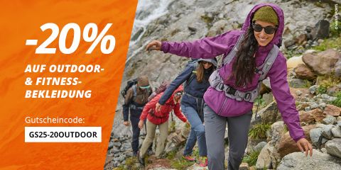 Eine Gruppe von Wanderern in Outdoor-Bekleidung geht einen felsigen Pfad an einem Bach entlang. Ein orangefarbenes Banner auf der linken Seite bietet 20 % Rabatt auf Outdoor-Bekleidung und -Schuhe mit dem Code "GS25-20OUTDOOR".