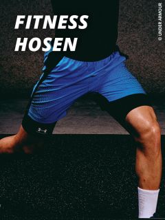 Eine Person, die blaue Under Armour Fitness-Shorts trägt, nimmt eine aktive Haltung ein. Die Worte "FITNESS HOSEN" sind in fettgedruckter weißer Schrift in der oberen linken Ecke zu sehen.