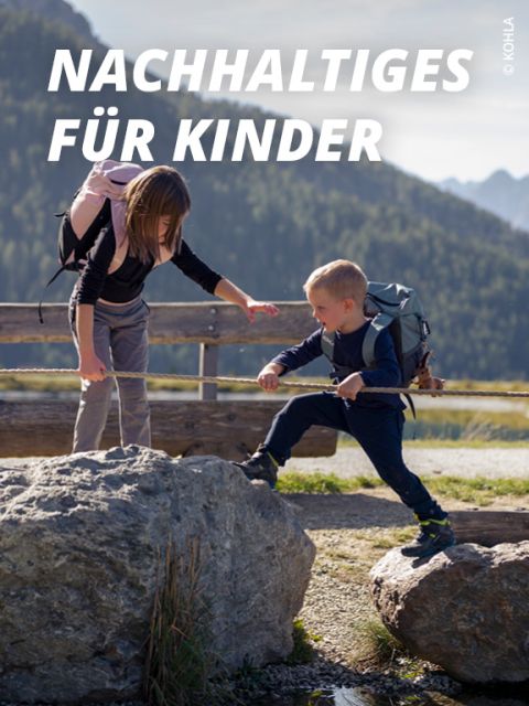 Drei Kinder laufen in einem Wald an einem umgestürzten Baum entlang. Sie sind in warme, farbenfrohe Kleidung gekleidet. Der Hintergrund ist voller grüner Bäume. Der Text lautet: „NACHHALTIGES FÜR KINDER.