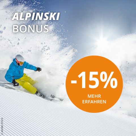 Ein Skifahrer in grauer Kleidung und mit Helm fährt mit Skistöcken in der Hand einen verschneiten Hang hinunter. Auf dem Bild steht in einem orangefarbenen Kreis „Alpinski Bonus“ und „-15% Mehr Erfahren“, was auf ein Rabattangebot hinweist.