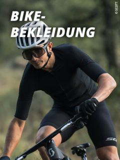 Ein Radfahrer, der einen Helm, eine Sonnenbrille und schwarze Radsportkleidung trägt, fährt im Freien Fahrrad. Großer weißer Text quer über das Bild lautet "BIKE-BEKLEIDUNG". Der Hintergrund ist verschwommene Natur.