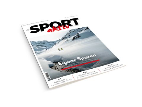 Das Titelbild des Magazins SPORT aktiv zeigt zwei Personen beim Skifahren in einer verschneiten Berglandschaft unter freiem Himmel. Die Überschrift "Eigene Spuren" ist in fetter weißer Schrift geschrieben.