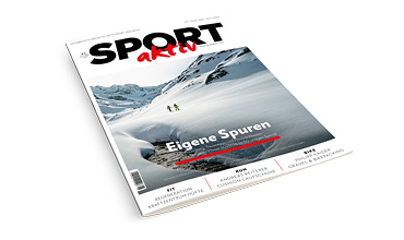 Das Titelbild der Zeitschrift "SPORT aktiv" zeigt zwei Skifahrer in einer verschneiten Berglandschaft mit der fettgedruckten weißen Überschrift "Eigene Spuren". Am unteren Rand des Covers sind weitere Artikeltitel aufgeführt.