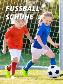 Zwei fußballspielende Kinder, eines in einem roten und das andere in einem blauen Hemd, beide mit hellen Fußballschuhen, jagen einem Fußball vor einem Tornetz hinterher. Oben erscheint der Text "FUSSBALL-SCHUHE".