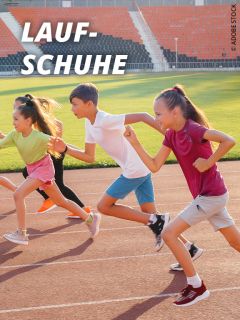 Eine Gruppe von Kindern in Sportkleidung läuft auf einer Bahn in einem Stadion. Das Wort "LAUFSCHUHE" ist in fetten weißen Buchstaben oben links zu lesen.