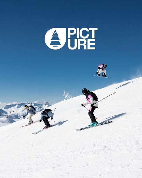 Person liegt im Gras und trägt eine rosa strukturierte Jacke und eine weiße Mütze. Die Hand liegt nah am Gesicht und verdeckt es teilweise. In der oberen linken Ecke ist die Marke „Picture“ zu sehen.