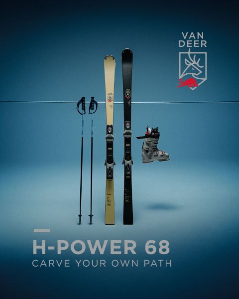 Zwei Paar Skier, zwei Skistöcke und ein Skischuh sind vor einem blauen Hintergrund mit dem Van Deer Logo und dem Text aufgehängt: "H-POWER 68 CARVE YOUR OWN PATH.