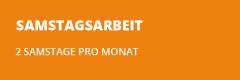 Orangefarbener Hintergrund mit fetter weißer Schrift "SAMSTAGSARBEIT" und darunter "2 SAMSTAGE PRO WOCHE".