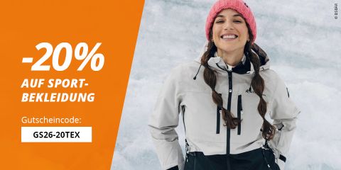 Eine lächelnde Frau in Winterjacke und rosa Mütze steht vor der Tür; der Text bietet 20 % Rabatt auf Sportbekleidung mit dem Code GS26-20TEX.