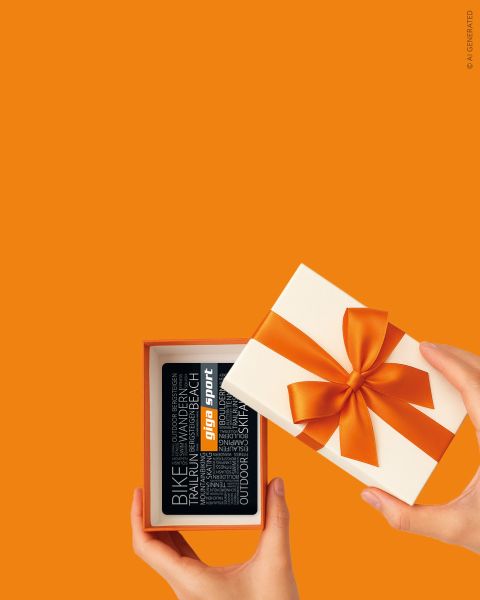 Die Hände öffnen einen Geschenkkarton mit orangefarbenem Band und enthüllen eine 360°-Sportkarte auf leuchtend orangefarbenem Hintergrund.