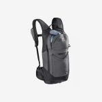 Ein grau-schwarzer Wanderrucksack mit Schultergurten, Hüftgurt und einem sichtbaren blauen Trinksystem im Hauptfach.