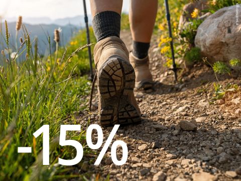 Orangefarbener Hintergrund mit weißem Text „-15% BERGSCHUH BONUS*“.