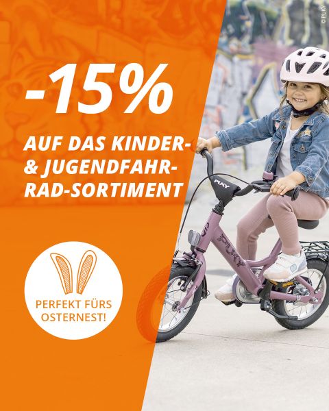 Ein lächelndes junges Mädchen mit einem Helm fährt auf einem rosa Fahrrad. Der Text bietet 15 % Rabatt auf Kinderfahrräder, in der Ecke ist ein Ostermotiv abgebildet.