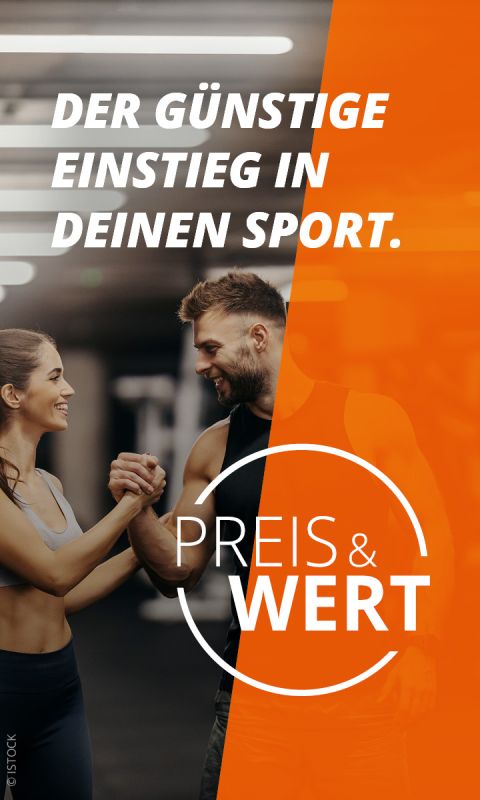 Ein Mann mit Mütze und Kopfhörern um den Hals lacht draußen fröhlich. Der deutsche Text lautet „Der günstige Einstieg in deinen Sport“ auf orangefarbenem Hintergrund. Unten steht neben „Preis & Wert“ ein Symbol aus gestapelten Münzen.