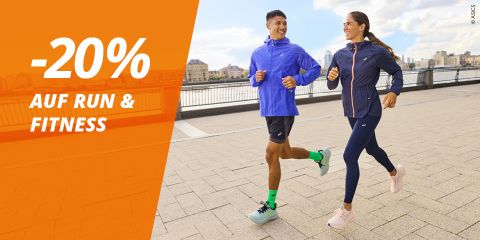 Zwei Menschen joggen lächelnd im Freien an einem Fluss. Auf dem orangefarbenen Banner links steht: "-20% AUF RUN & FITNESS.