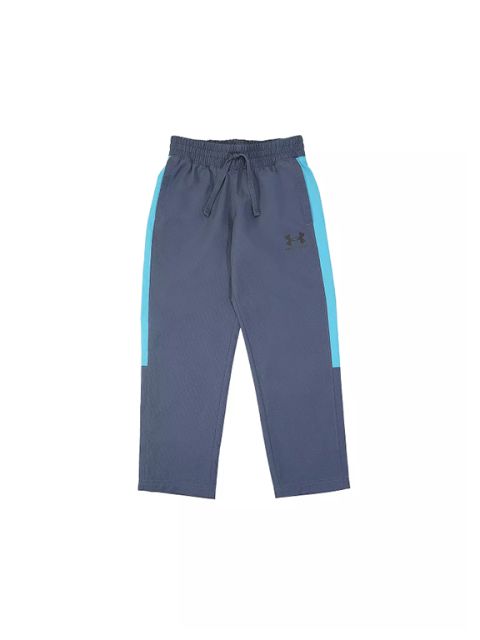 Dunkelgraue Jogginghose mit elastischem Bund, blauen Seitenstreifen und Kordelzug, mit dem Under Armour Logo auf der linken Seite.