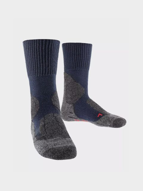 Zwei Paar Wadensocken sind vor hellem Hintergrund abgebildet. Die Socken haben einen dunkelblauen oberen Teil und einen grauen Fußbereich. Quer über das Bild steht in weißer Schrift „HERREN“.
