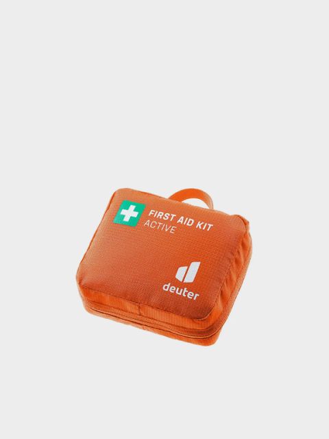 Offener Erste-Hilfe-Kasten mit Verbandsmaterial, Schere und medizinischem Material in einer rot-schwarzen Tasche. Oben steht in fettem weißen Text „ERSTE-HILFE-SETS“.