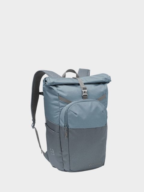 Ein braun-blauer Wanderrucksack mit zwei Reißverschlussfächern und verstellbaren Riemen vor hellgrauem Hintergrund. In der oberen linken Ecke steht in Weiß der Text „Tages-Rucksäcke“.