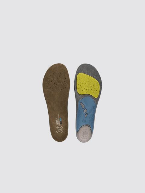 Zwei Schuheinlagen werden gezeigt. Die linke ist schlicht beige, die rechte hat ein strukturiertes Design mit schwarzen und roten Akzenten. Darüber steht der Schriftzug „Pflege & Einlagen“ auf hellgrauem Hintergrund.